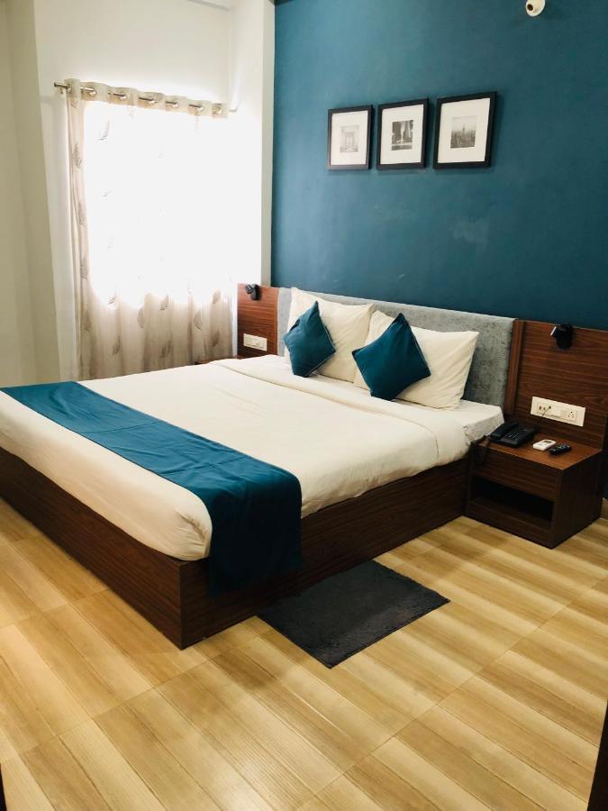 Hotel Ballfin Indore Bagian luar foto
